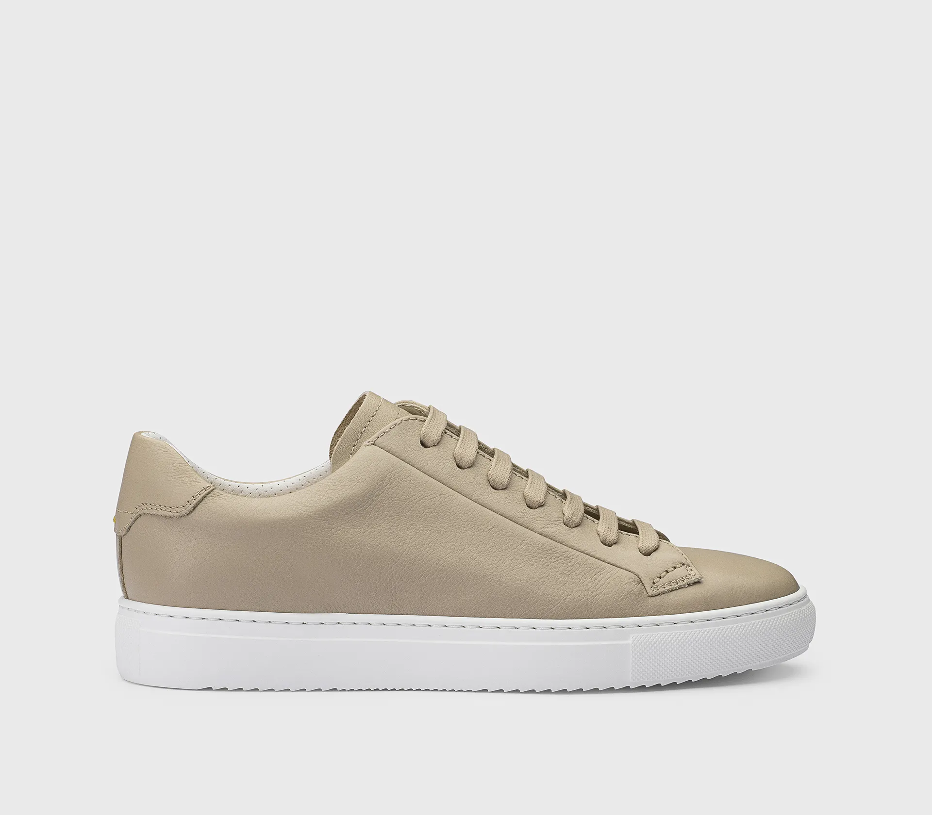 Sneaker in beige leather