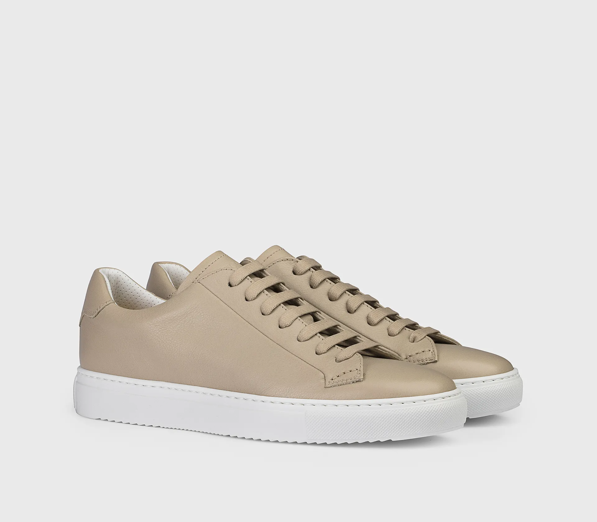 Sneaker in beige leather