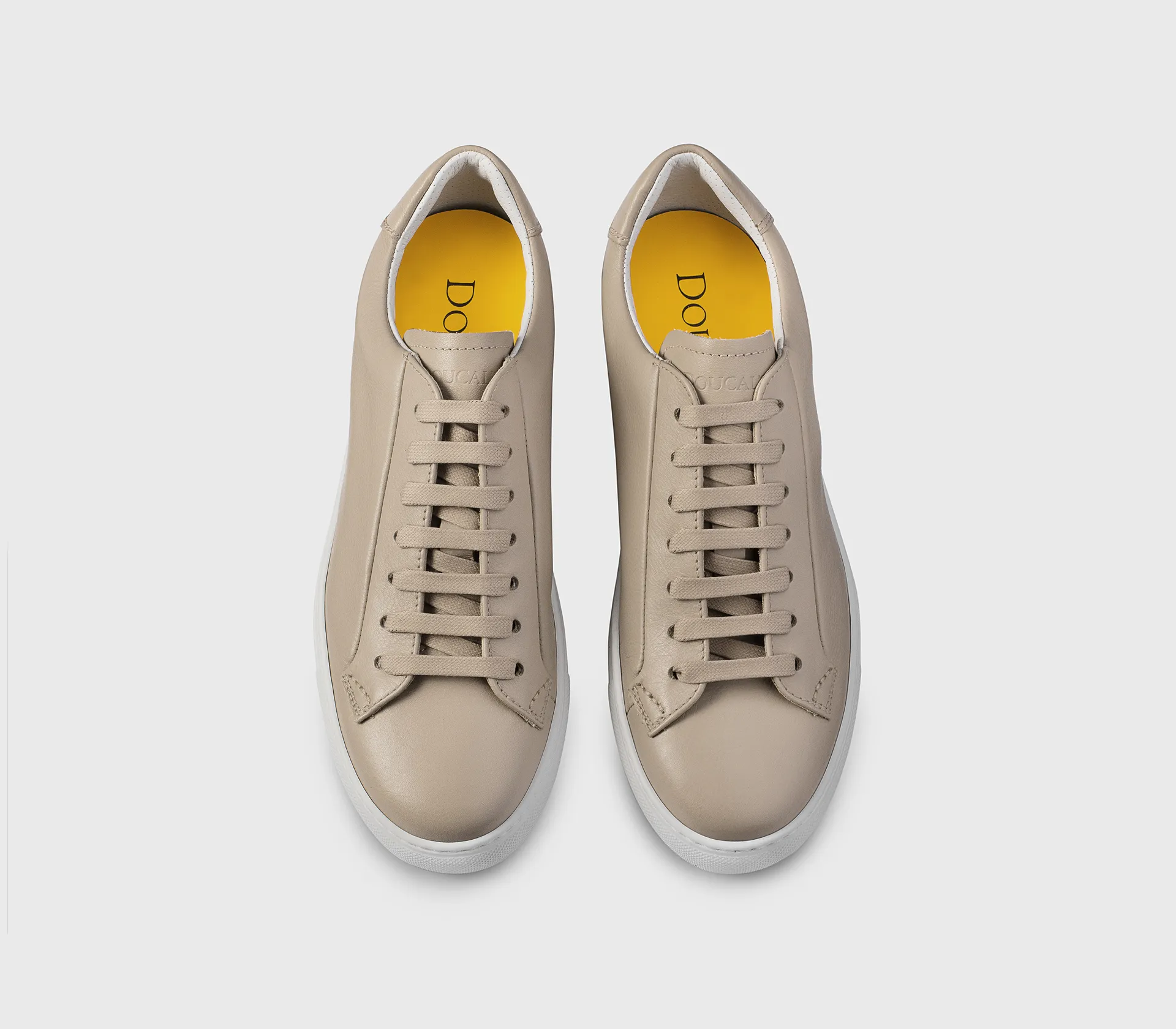 Sneaker in beige leather